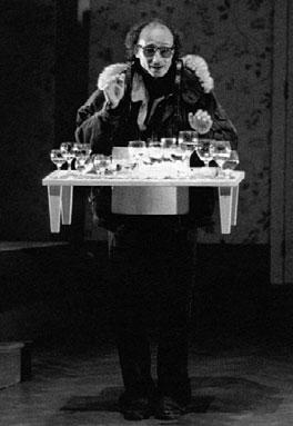 b 5 Jürg Kienberger, hudebník bezdomovec, Le nozze di Figaro, Opéra National de Paris, 2006 c 6 Le nozze di Figaro, Opéra National de Paris, 2006 v této inscenaci nijak neliší od těch předchozích,