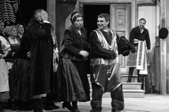Jan Hladík (Mícha), Adriana Hlavsová (Háta) a Zoltán Korda (Vašek) zek, vlastní duet Věrné milování nechal Havelka pěvce zpívat v prostém, takřka koncertním postoji v modrém světelném kruhu, a