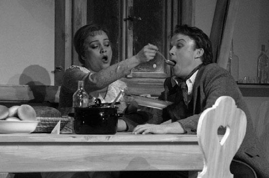 Eva Dřízgová-Jirušová (Mařenka) a Aleš Briscein (Jeník) sér inspiroval původním zněním partitury s označením operetta.