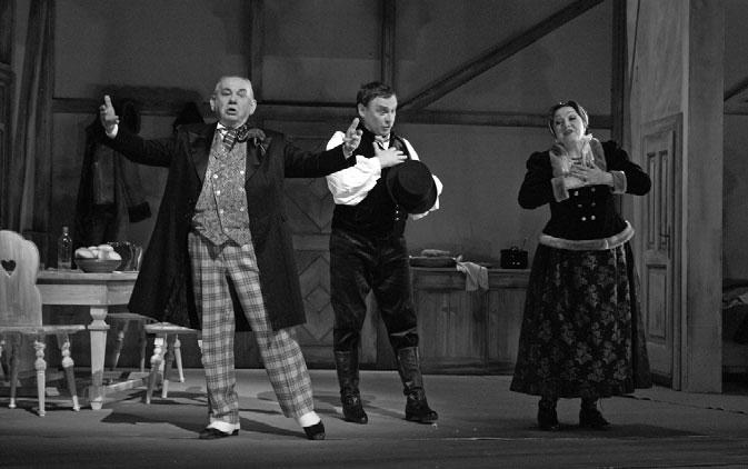Richard Novák (Kecal), Pavel Kamas (Krušina) a Natálie Romanová (Ludmila) ka, jak už bylo zmíněno, také na příhodných místech zastavuje pohybově bujný průběh inscenace, používá tzv.