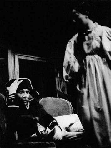 b N. V. Gogol: Ženitba. Komorní divadlo 1963. Josef Kemr (Ževakin) a Aglaja Morávková (Duňaša) c Romain Rolland: Hra o lásce a smrti. Komorní divadlo 1964 hož účelem je komunikace s divákem.