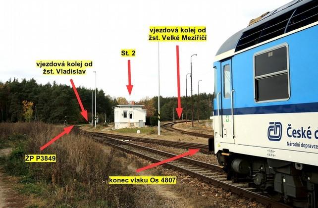 Směnu, předcházející směně, při které došlo ke vzniku MU, ukončil strojvedoucí vlaku Os 4807 dne 22. 10. 2018 v 19.37 h v žst. Náměšť nad Oslavou. Poté měl odpočinek na lůžku v délce 8.