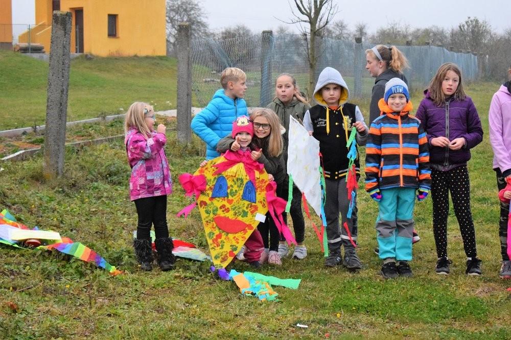 Názory občanů. DRAKIÁDA očima občana obce Petrohrad Chtěla bych toho cestou poděkovat spolku VEEV, z.s, který uspořádal dne 4. 11. 2017 v naší obci,,drakiádu,, pro naše dětičky.