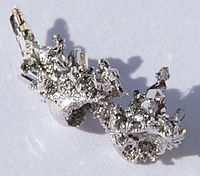 Ilustrace: Palladium. 119 5.15 Magnesit 120 Magnesit je jeden z nejdůležitějších minerálů hořčíku MgCO3 (uhličitan hořečnatý).