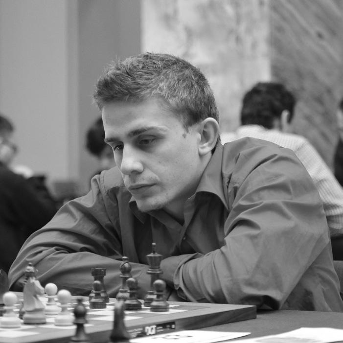 Hráčům se nedaří, což dokazuje i nehoda jejich jednička Daniela Kotka v derby s Děčínem: DANIEL KOTEK (2221) vs. MICHAL BABIČKA (2010) 2LB 17