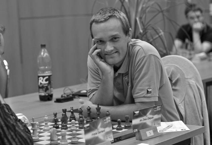 Ve skupině C jsou k vidění také velmistrovské souboje. Hned v prvním kole došlo na souboj reprezentanta Vojtěcha Pláta s legendou Vlastimilem Jansou: VOJTĚCH PLÁT (2551) vs.