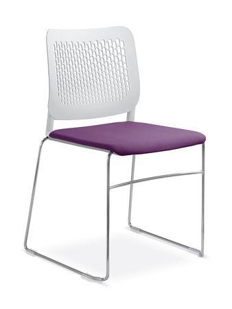 OSTATNÍ VYBAVENÍ 35ks s čalouněným sedákem 25ks s plastovým sedákem konferenční židle stohovatelná, kostra ocelová drátěná N4 chrom, sedák čalouněný, opěrák se zaoblenými rohy - plastový -
