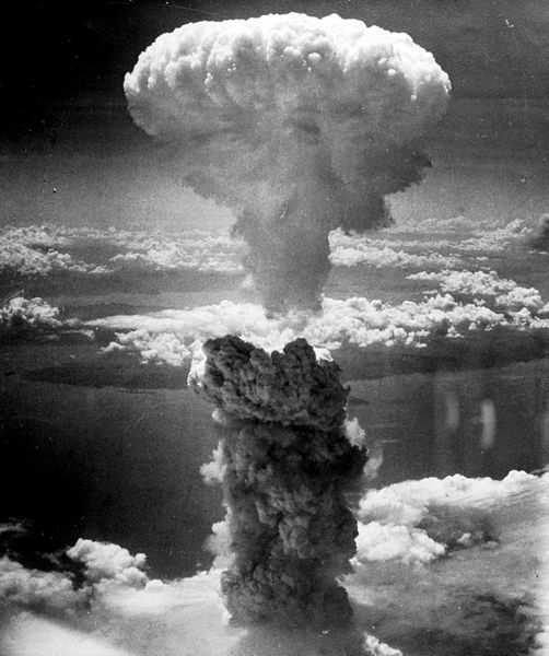 1945 - svržena atomová bomba na.. Atomový mrak nad Nagasaki [online]. 2013 [cit.