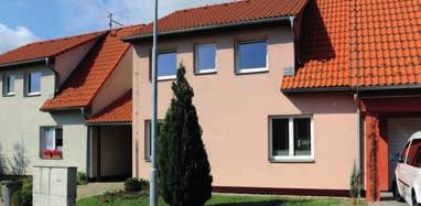 terasu navazující na oplocenou zahrádku. Ve 2.NP jsou 3 pokoje. Vytápění je ústřední plynové + celé 1.