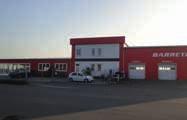 Na dům navazuje kryté garážové stání. Pozemek celkově má 290 m 2, podlahová plocha domu 106 m 2.
