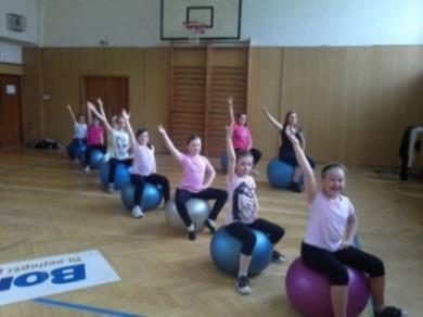 Cvičíme převážně na aerobikovou muziku s velkými míči, které jsou známé pod názvem gymball.