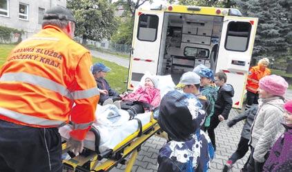 Na devíti stanovištích si mohli žáci prověřit svoje znalosti z oblasti přírodních věd - poznávali rostliny, ohrožené živočichy, horniny, stopy zvířat, sestavovali mapu světa z víček od pet lahví,