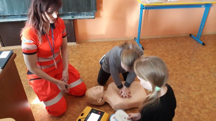 První pomoc Žáci prvních a pátých ročníků se zúčastnili přednášky pod vedením záchranářky MUDr. B. Truksové-Zuchové o první pomoci.