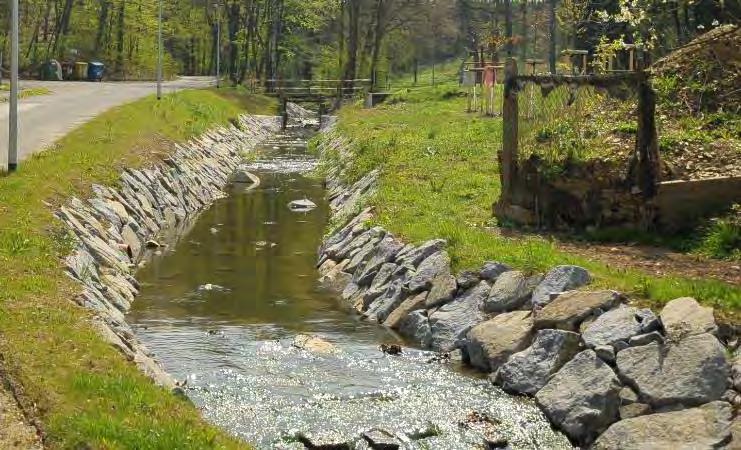 Revitalizační úprava toku v intravilán 560 m, 1 x rekonstrukce mostu, 2 x přeložka NN,