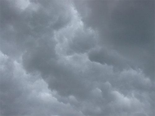 2.1.2.6 Nimbostratus Nimbostratus má podobu šedé, často tmavé oblačné vrstvy, která vlivem vypadávání více méně trvalých dešťových nebo sněhových srážek má matný vzhled.