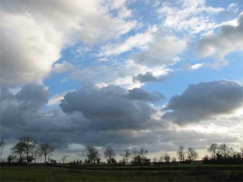 6 - Nimbostratus 2.1.2.7 Stratocumulus Oblaky druhu Stratocumulus mají vzhled jako šedé nebo bělavé, popř.