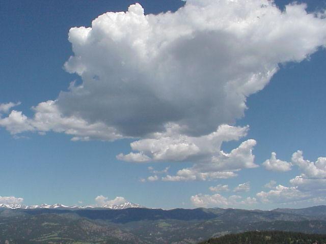 8 - Stratus 2.1.2.9 Cumulus Cumulus je osamocenou zářivě bílou až našedlou kupou s ostře ohraničenými obrysy ve fázi rozvoje.