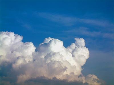 2.1.2.10 Cumulonimbus Cumulonimbus bouřkový oblak. Mohutný, hustý, často hrozivě vyhlížející kupovitý oblak velkých horizontálních a hlavně vertikálních rozměrů.