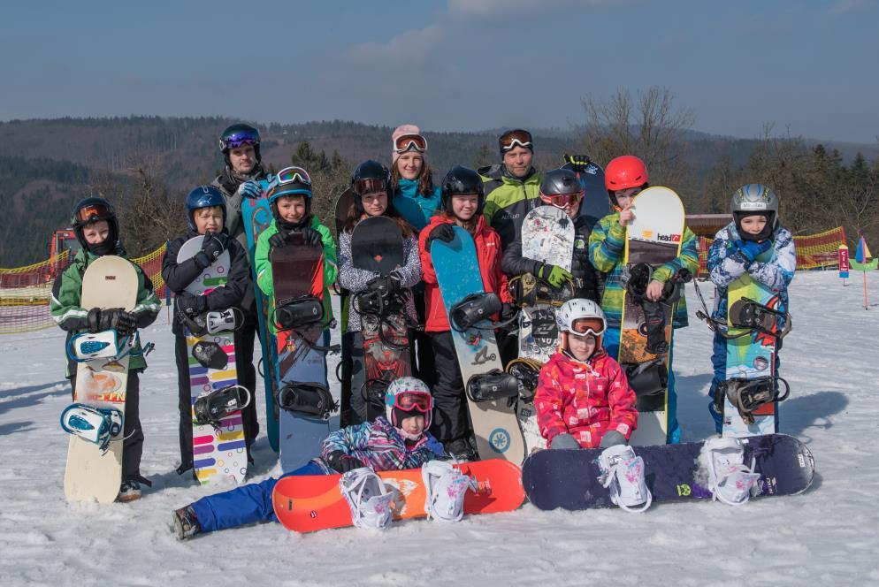 Reportáže LYŽAŘSKÁ ŠKOLA ALCEDA ALCEDO na letošní zimu přichystalo pro předškoláky a školáky tradiční lyžařskou a snowboardovou školu. Kurzy probíhaly formou denního dojíždění do ski areálu Troják.