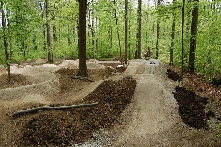 3. Popis záměru vybudování Pumptracku PUMPTRACK ( PT) je uměle vytvořený uzavřený okruh pro jízdu na kole, který je možné projíždět bez šlapání.