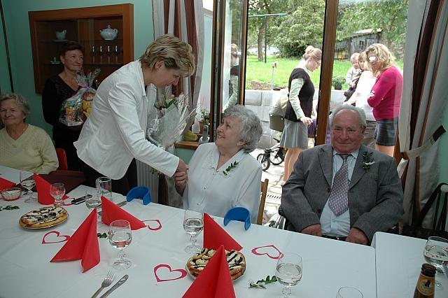 Manželé Bláhovi z Budislavic oslavili diamantovou svatbu. Šedesát let společného života si v sobotu 4. září 2010 připomněli spolu s rodinou manželé Bláhovi z Budislavic.