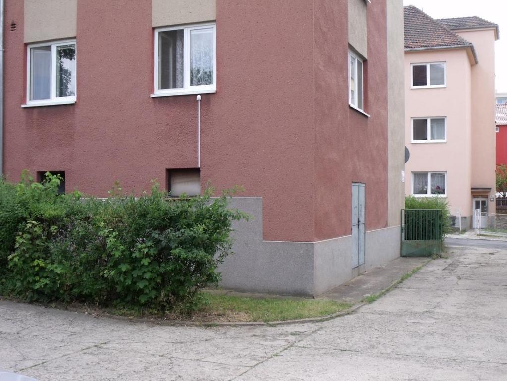 Tím místem je roh tohoto domu v pohledu z