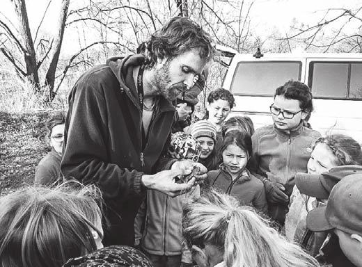 II. ČTVRTLETÍ 2019 ZPRAVODAJ VELKÉ BŘEZNO A VALTÍŘOV 9 ptačí budky a libovolně ji ozdobit. Na fotografii přibíjí ptačí budky na lípu ve školní zahradě pan školník Ladislav Kubín.