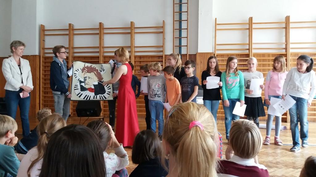 KONCERT VÁŽNÉ HUDBY Ve středu 11. října jsme se všichni dostavili do malé tělocvičny. Tam nás ale nečekalo žádné cvičení na žebřinách, ale paní houslistka se svým klávesovým doprovodem.