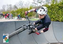 Zácvik není nijak těžký, i když výhodu mají ti, co znají snowboard, wakeboard či jiný surf. Foto: Žluté lázně Podolí Když uvidíte surf efoil poprvé, napadne vás létající prkno.