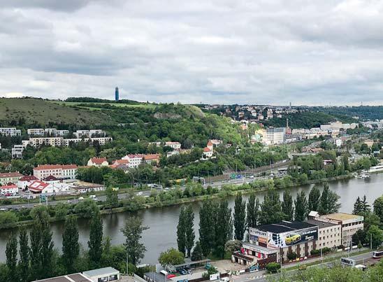 Už se jí přezdívá Vávrova vyhlídka. Je dominantou přírodní památky Branické skály a najdete ji v parku na Dobešce.