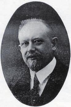 Vlevo: MUDr. Václav Měšťák - starosta města a předseda kuratoria v letech1925-1929. Uprostřed: Rudolf Hak - zástupce obce v kuratoriu v letech 1925-1929.