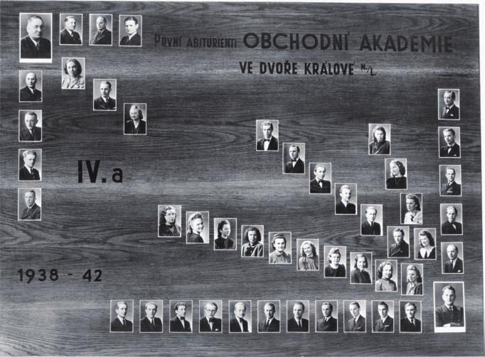 Tablo prvního maturitního ročníku Obchodní akademie. VOŠ a OŠ pro živnost obchodní přerušeno pro nedostatek topiva. Od 5. 3. do 19. 3. 1940 bylo vyučováno omezeně a žactvu uloženo vždy větší domácí cvičení.