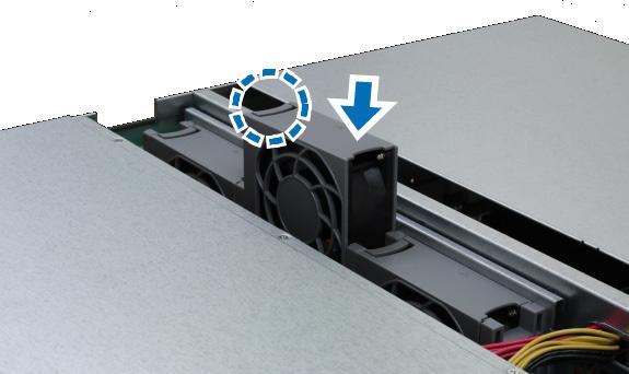 5 Připravte si nový ventilátor a zasuňte ho do zařízení RackStation. Zajistěte, aby byl ventilátor správně zarovnaný jako na následující ilustraci.