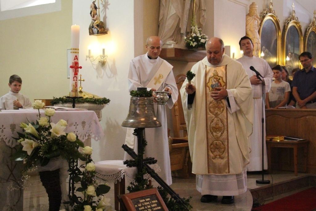 Při nedělní mši svaté byl 22. dubna požehnán zvon pro kapli sv. Zdislavy na Podhradí. Tento zvon byl vyroben v Brodku u Přerova rodinou Tomáškovou-Dytrychových. Daroval jej rodák z Podhradí P. Mgr.