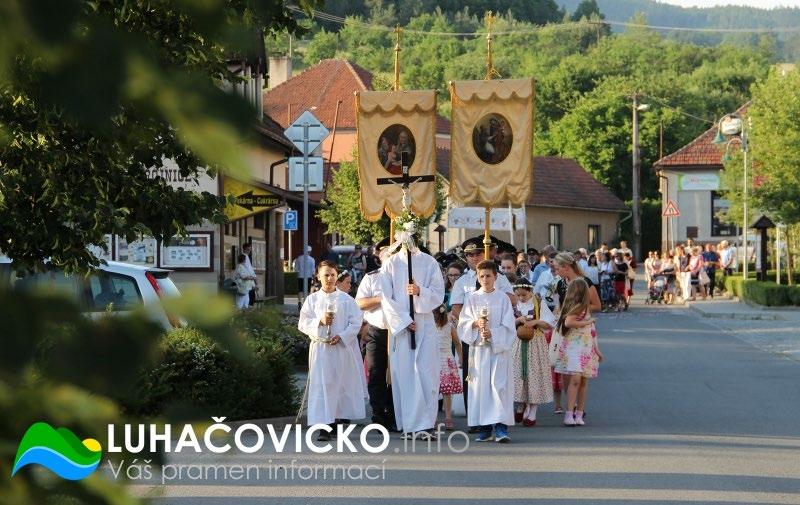 farníci z Řetechova, třetí u vchodu do základní školy rodina Bednaříkova a její pomocníci a čtvrtý u sochy sv.