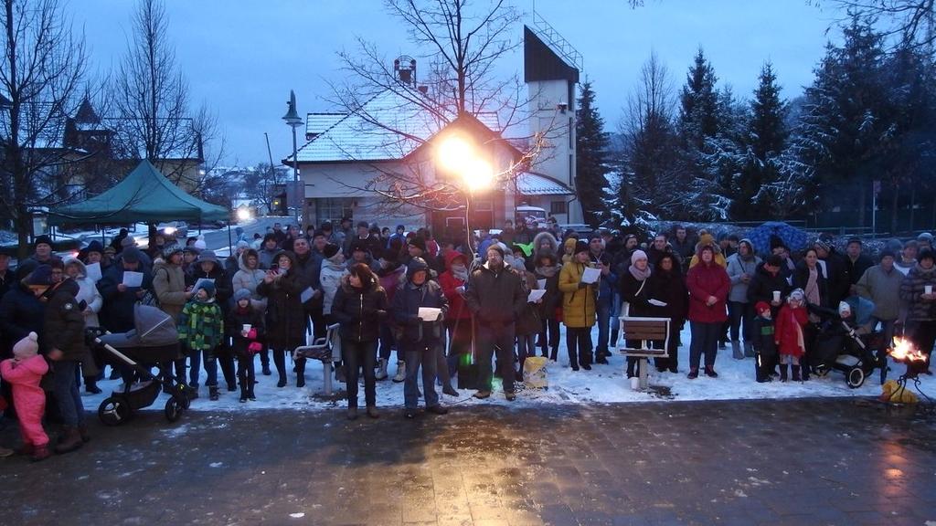 Letos byly do kostela zakoupeny nové sochy do betléma. Sochy vyřezal Milan Krajča z Hvozdné. Cena za 26 sošek byla 55.