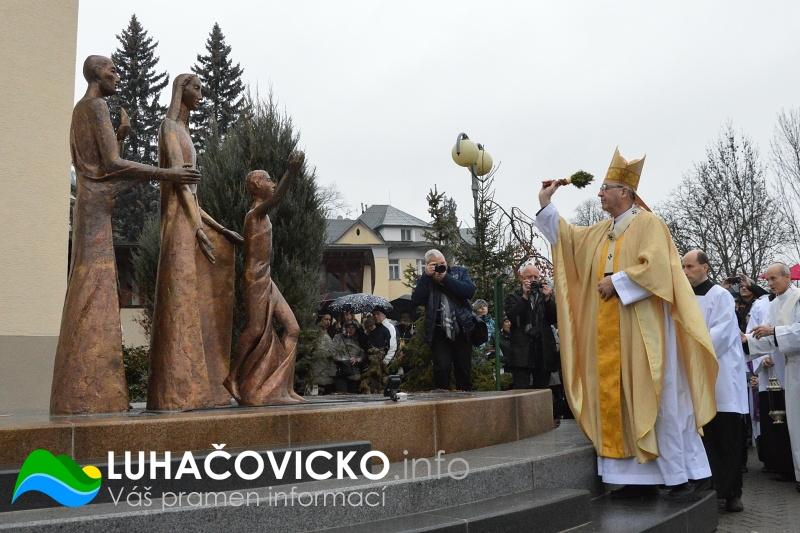 Rodiny a 15 zastavení křížové cesty v interiéru kostela v Luhačovicích.