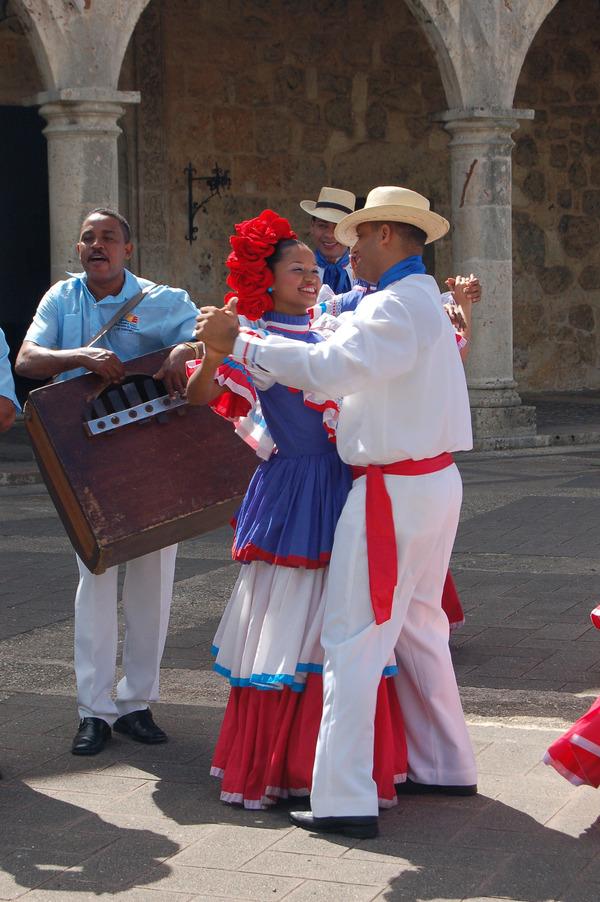 Bachata dobývá svět Bachata je spolu s merengue typickým dominikánským tancem. Jedná se o hudební styl založený především na perkusích a strunných nástrojích pocházejících z Dominikánské republiky.