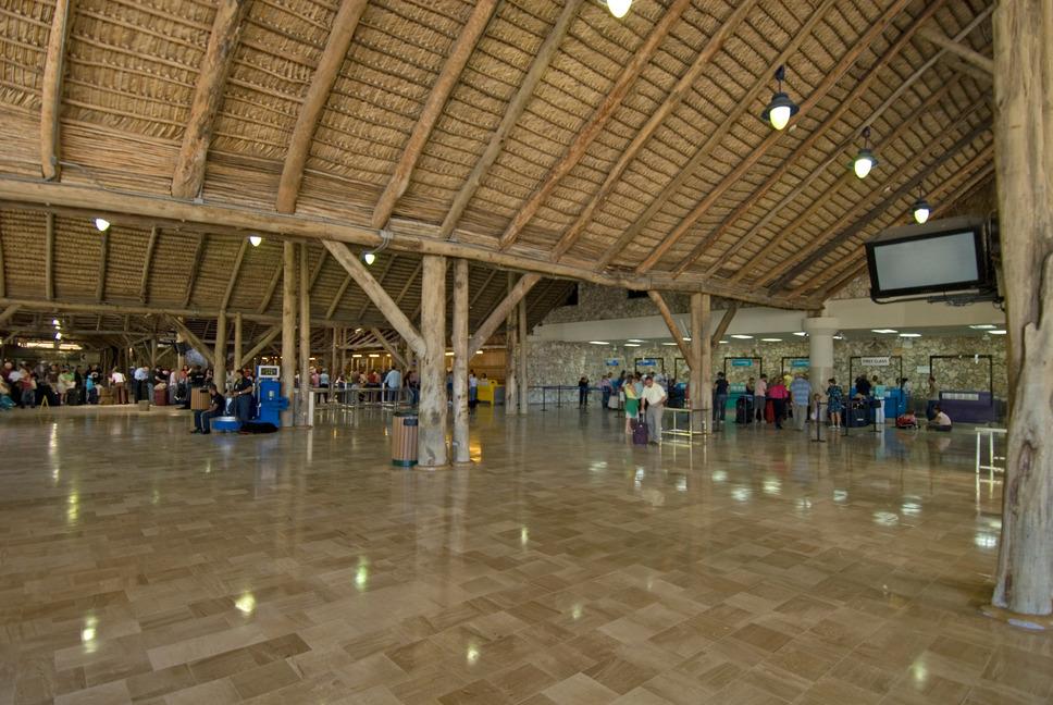 Dominikánská republika je lídrem v počtu turistů, kteří přicestovali letadlem Země má vedoucí postavení v Karibiku a Latinské Americe, co se týká počtu návštěvníků, kteří využívají leteckou dopravu,
