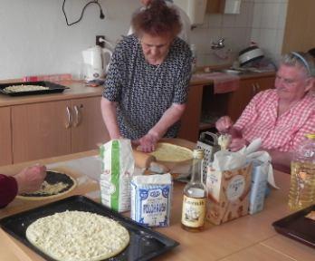 Takové narozeniny náš domov ní školu v pečení FRGÁLŮ a malých svatebních koláčků.