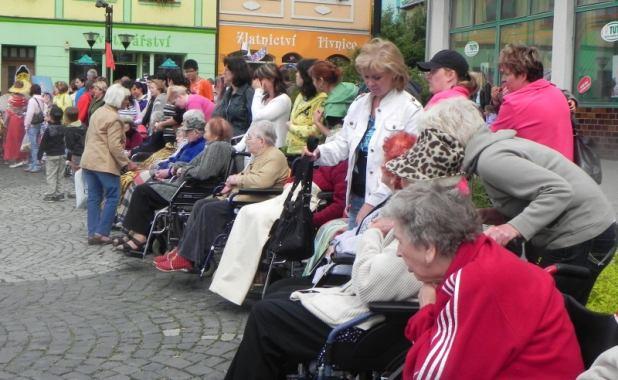 DEN NÁRODŮ Dějištěm letošního Dne Národů se stalo opět vítkovské náměstí. Základní škola Opavská zde předvedla nádherný program ve kterém se představily všechny Asijské státy.