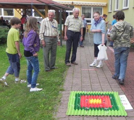 Dopoledne plné pohybu V rámci vzájemné spolupráce Domova se Základní školou Komenského jsme uspořádali sportovní dopoledne pod názvem: Učíme se od dětí a děti zase od nás.