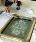 Sítotisk 1.Barvy Versatex jsou vyrobeny k použití na látku a na papír. Barvy Jacquard Screen Inks jsou určeny na papír, látku, vinyl, kůži a další neporózní materiály.