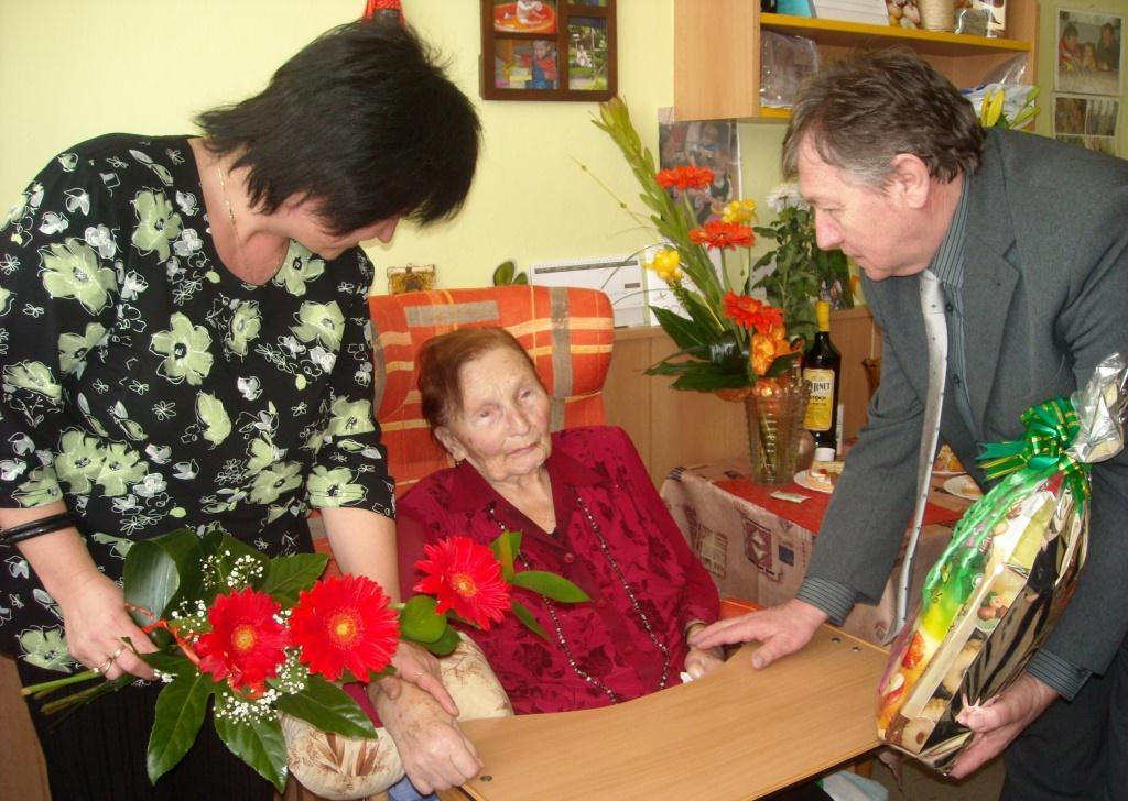 Paní PhMr. Krusová oslavila nádherné devadesátiny. Jak stárnout s elegancí a zvládnout přibývající léta tak, aby vás vaše okolí vnímalo, jako stále aktivní osobnost, není snadné, ale je to možné.
