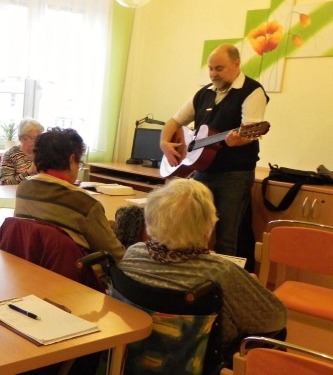 Evangelická mše u nás Pan farář všechny písně doprovázel hrou na