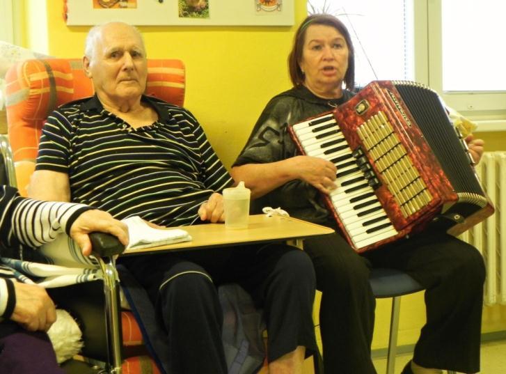 Při zpěvu hraje na akordeon a tentokrát si s sebou vzala i klávesy.