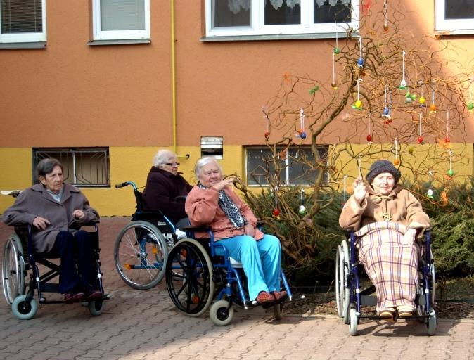 Nabarvila se vajíčka, připravily stuhy a vrbová větev se proměnila v krásný barevný strom,