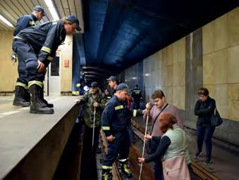 Metro je nejspolehlivější dopravní prostředek, standardy jeho provozu jsou z evropského pohledu na vysoké úrovni. Prvků pro bezpečný pohyb je tu dost a je třeba, aby se je nevidomí naučili používat.