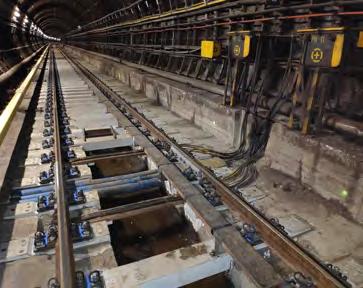 SE SYSTEMATICKÝM NAHRAZOVÁNÍM DOŽÍVAJÍCÍCH DŘEVĚNÝCH PRAŽCŮ NOVÝMI BETONOVÝMI NEROZLUČNĚ SOUVISÍ DEMONTÁŽ PROGRAMOVÉHO PÁSU VLAKOVÉHO ZABEZPEČOVAČE PA 135, KTERÁ MUSÍ VEŠKERÉMU DĚNÍ VŽDY PŘEDCHÁZET.