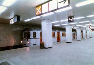 V době, kdy metro zahajovalo provoz, projel Prahou konvoj posledních vozů. Jednou ze zastávek byla konečná na Budějovickém náměstí.